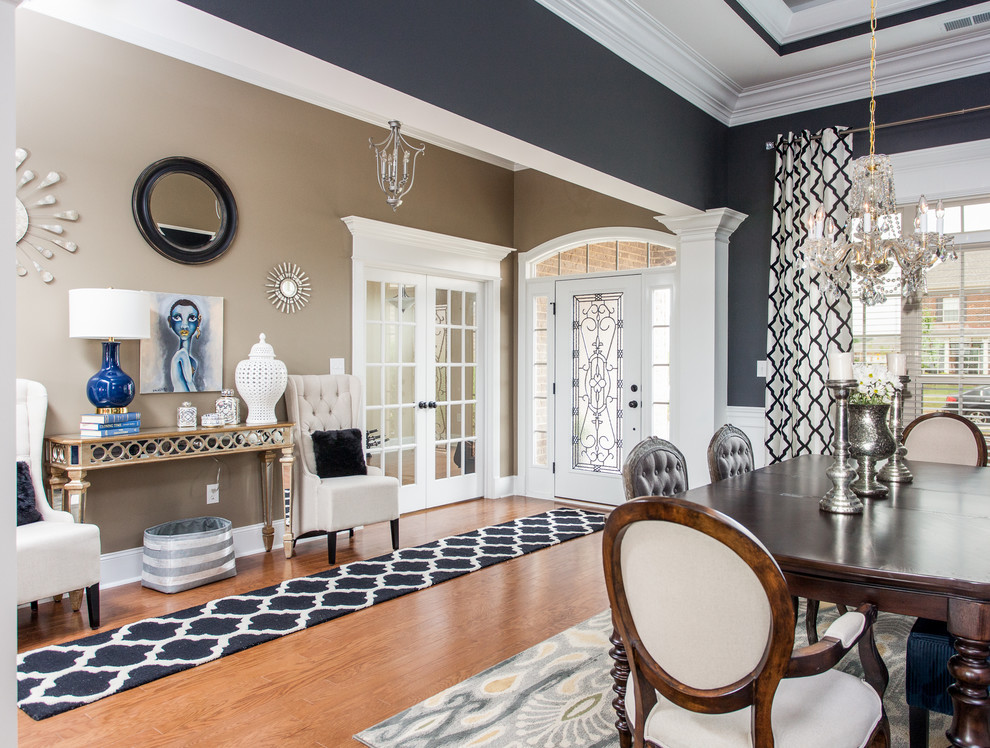 Example of a transitional entryway design in Miami