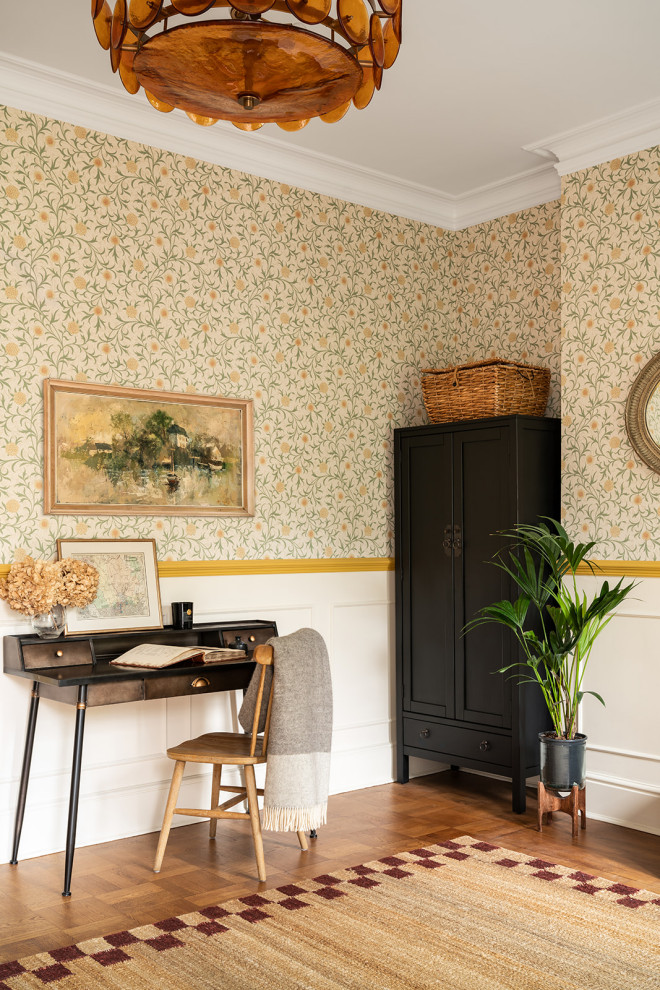 Klassisches Arbeitszimmer mit bunten Wänden, braunem Holzboden, braunem Boden, vertäfelten Wänden und Tapetenwänden in London