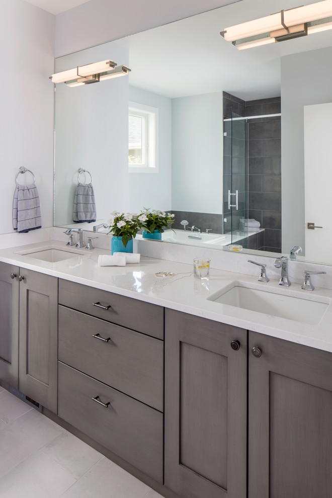 Modern inredning av ett mellanstort vit vitt en-suite badrum, med släta luckor, bruna skåp, ett badkar i en alkov, en dusch i en alkov, ett undermonterad handfat och dusch med gångjärnsdörr
