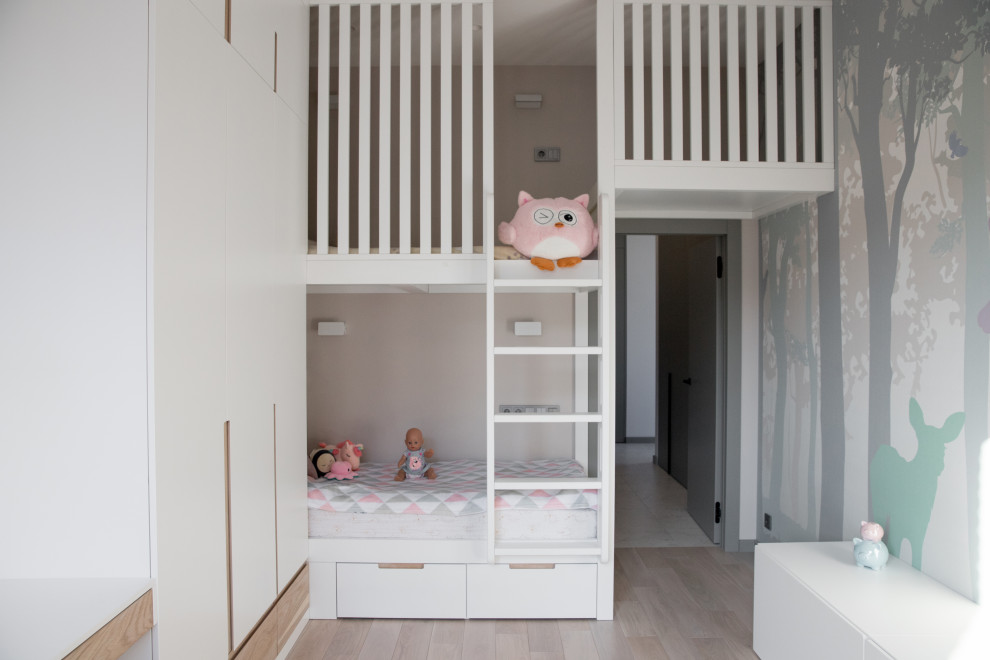Ispirazione per una cameretta per bambini da 4 a 10 anni scandinava di medie dimensioni con pareti grigie, parquet chiaro e pavimento beige