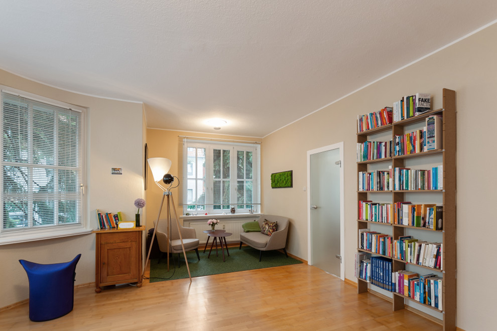 Mittelgroßer Moderner Wintergarten mit hellem Holzboden und normaler Decke in Hannover