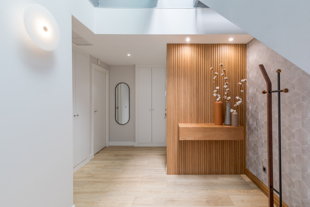 Идея дизайна: коридор среднего размера в современном стиле с серыми стенами, светлым паркетным полом, коричневым полом и обоями на стенах