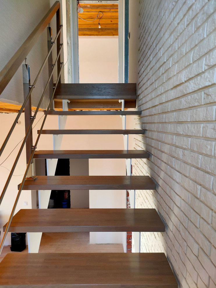 Лестница на "косоурах" с дубовыми ступенями