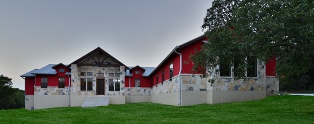 Exemple d'une façade de maison rouge tendance de taille moyenne et de plain-pied avec un revêtement mixte et un toit à deux pans.