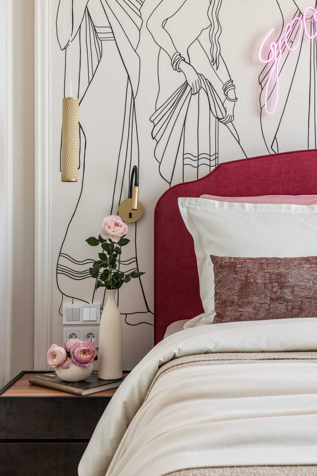 Цвет, неон и греческие богини - современная квартира 35 м² для блогера в Москве