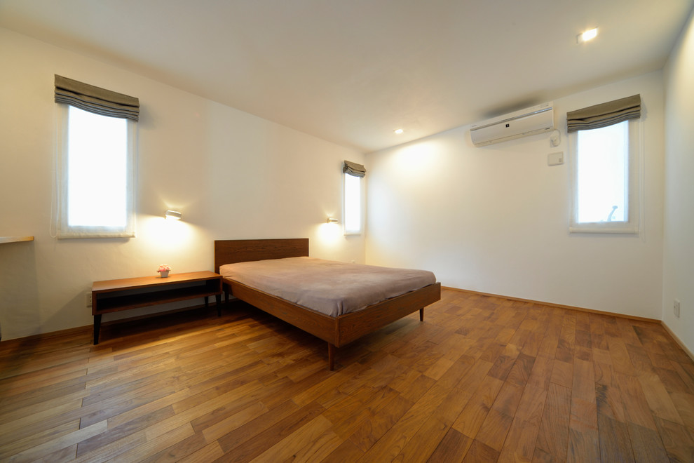Example of a minimalist bedroom design in Yokohama