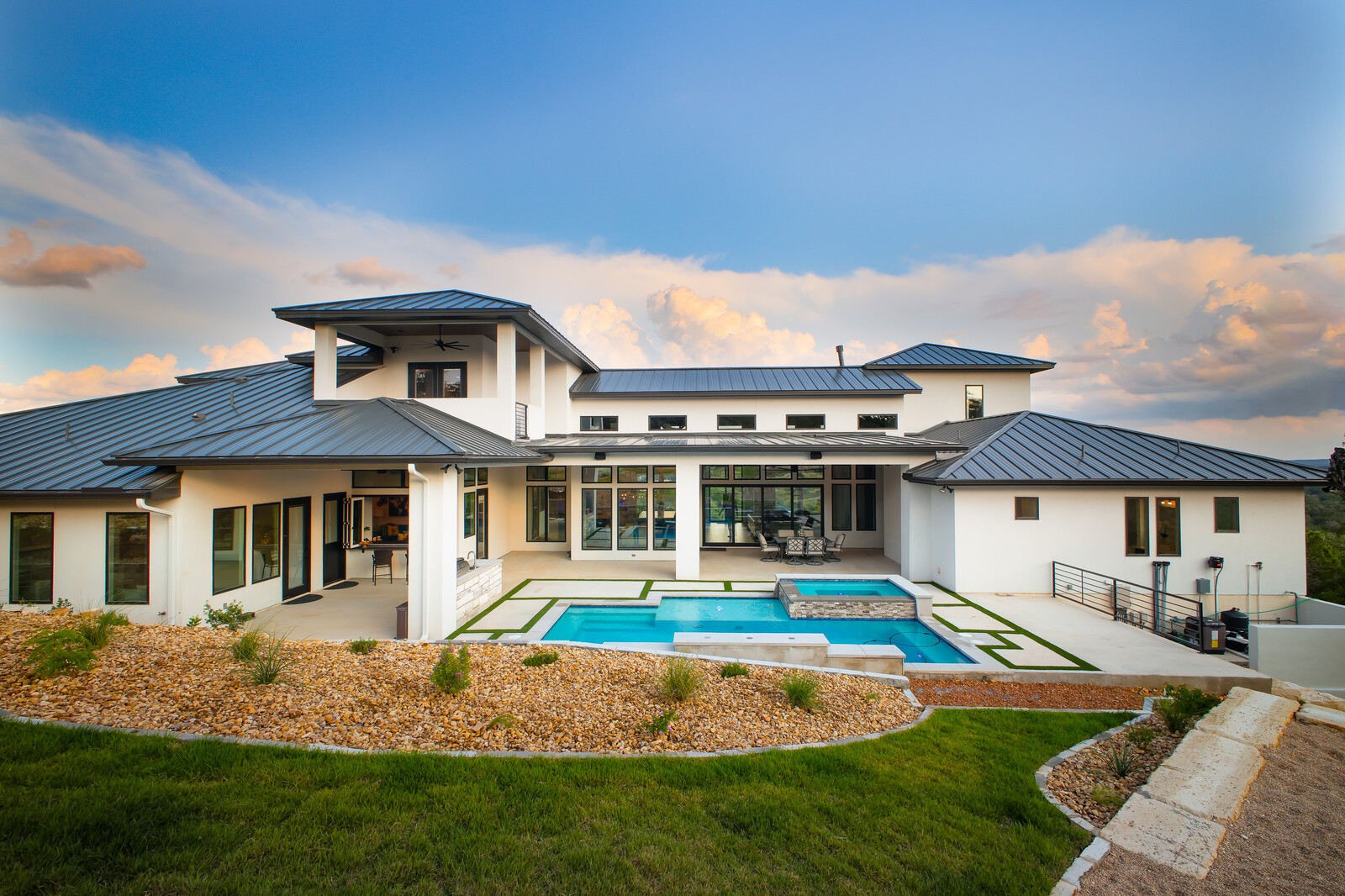 Modern: 4,950 ft², 4 BR/4 BA/2 ST home