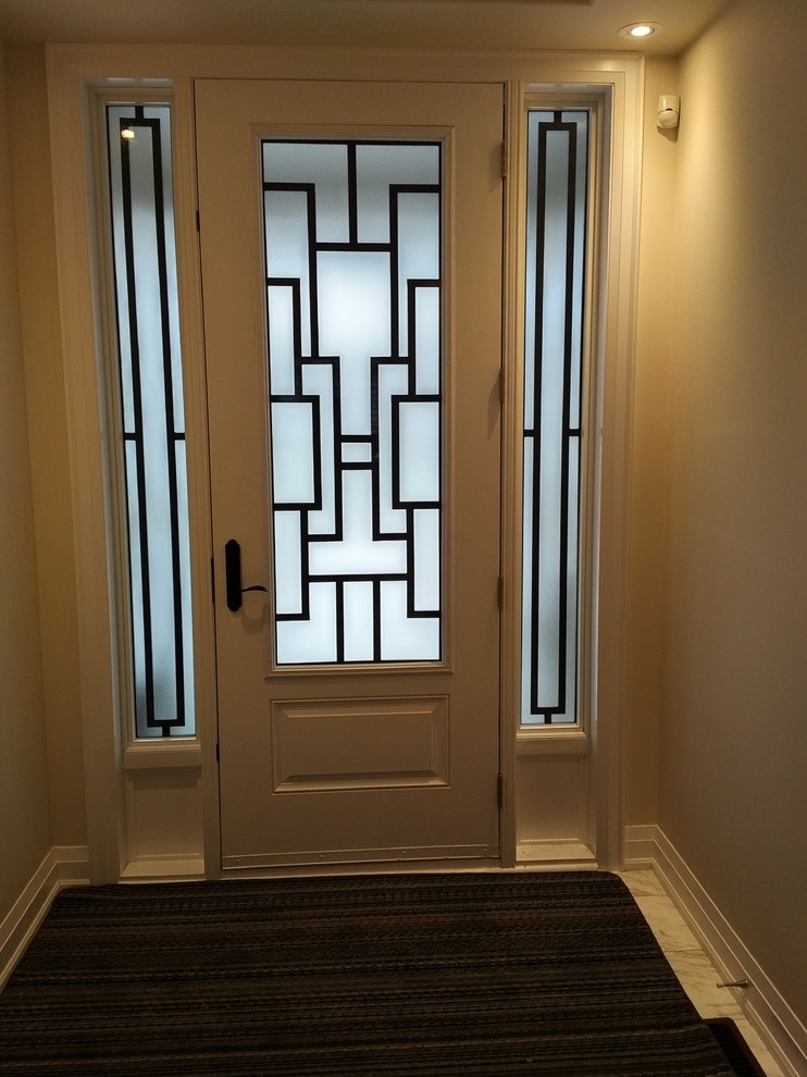 Transitional entryway photo in Toronto
