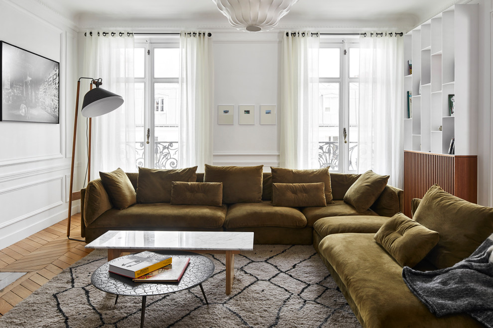 Geräumiges, Offenes Modernes Wohnzimmer mit weißer Wandfarbe, hellem Holzboden, Kamin, Kaminumrandung aus Stein, braunem Boden und Holzdecke in Paris