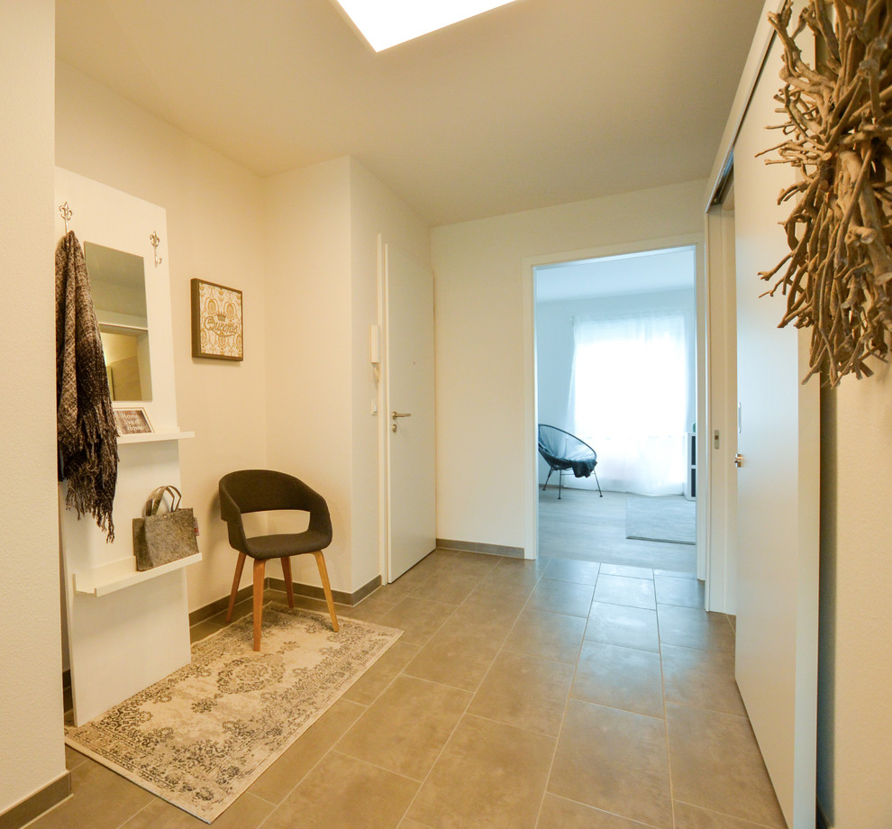 Mittelgroßer Moderner Flur mit weißer Wandfarbe und beigem Boden in Bremen