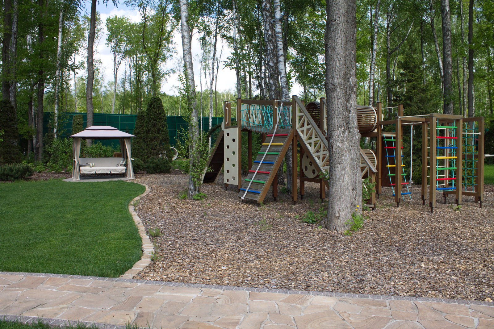 Сад резиденции для большой семьи