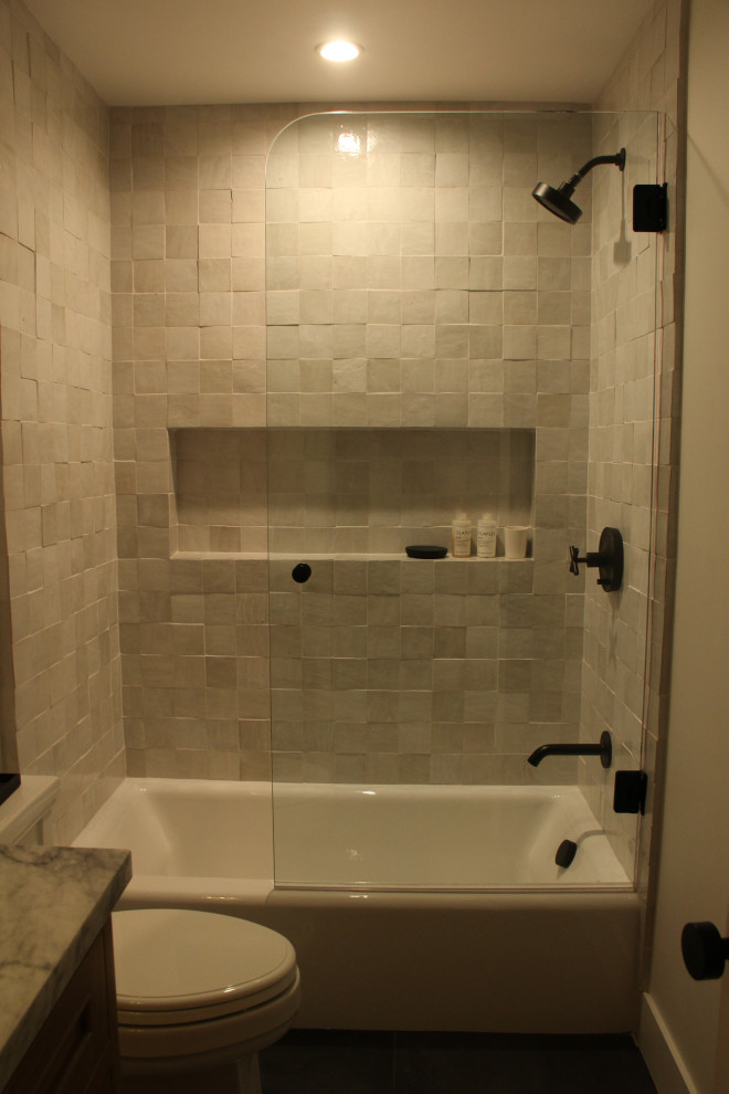 Idéer för stora minimalistiska vitt badrum för barn, med luckor med profilerade fronter, skåp i ljust trä, ett badkar i en alkov, en dusch/badkar-kombination, en toalettstol med hel cisternkåpa, vit kakel, keramikplattor, vita väggar, klinkergolv i porslin, ett undermonterad handfat, bänkskiva i kvartsit, svart golv och dusch med gångjärnsdörr