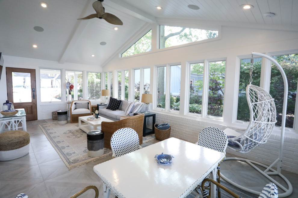 Foto di una grande veranda stile marinaro con parquet chiaro e pavimento beige
