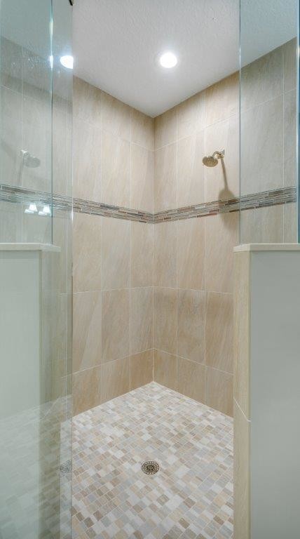 Transitional beige tile and porcelain tile porcelain tile home design photo in Miami with shaker cabinets, medium tone wood cabinets, a two-piece toilet, an undermount sink and quartz countertops