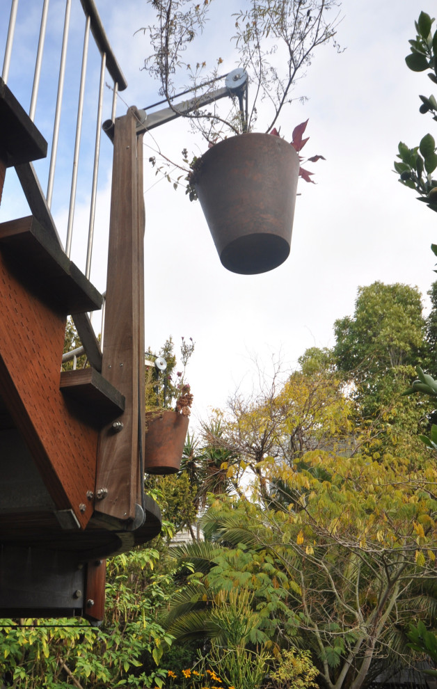 Schwebende, Kleine Moderne Holztreppe mit Stahlgeländer in San Francisco