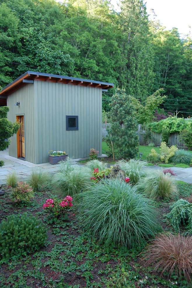 This is an example of a contemporary shed and granny flat in Seattle.
