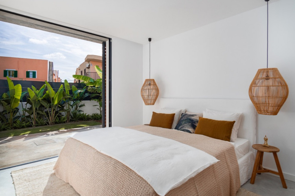 Bedroom - contemporary bedroom idea in Palma de Mallorca