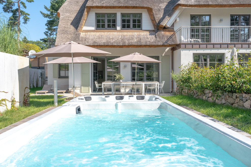 Großes Country Poolhaus neben dem Haus in rechteckiger Form mit Dielen in Sonstige