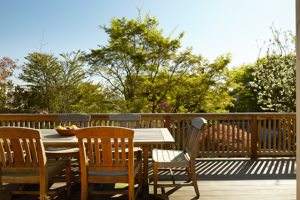 Transitional deck photo in Seattle