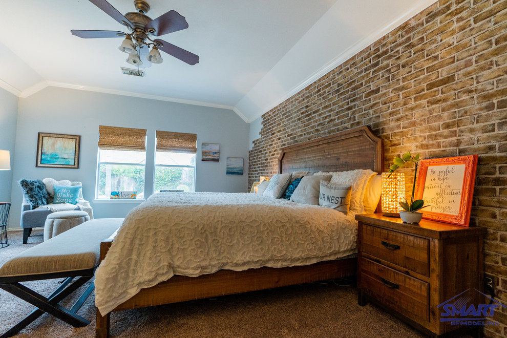 Modelo de dormitorio principal tradicional de tamaño medio sin chimenea con paredes grises, moqueta, suelo beige, casetón y ladrillo