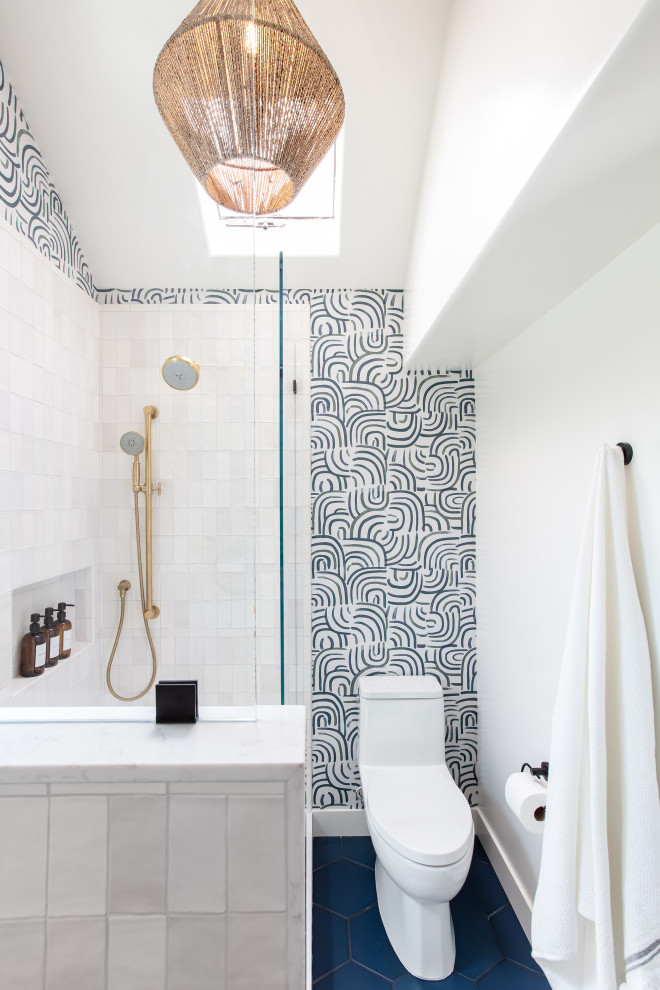 Свежая идея для дизайна: ванная комната в стиле модернизм с светлыми деревянными фасадами, открытым душем, унитазом-моноблоком, белой плиткой, керамогранитной плиткой, белыми стенами, полом из керамогранита, врезной раковиной, столешницей из искусственного кварца, синим полом, открытым душем, нишей, тумбой под одну раковину, встроенной тумбой, сводчатым потолком и обоями на стенах - отличное фото интерьера