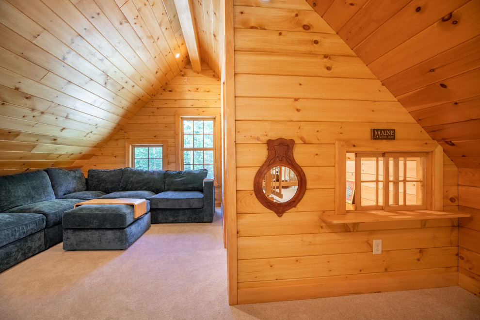 Großes Rustikales Wohnzimmer im Loft-Stil, ohne Kamin mit beiger Wandfarbe, Teppichboden, beigem Boden, Holzdecke und Holzwänden in Portland Maine