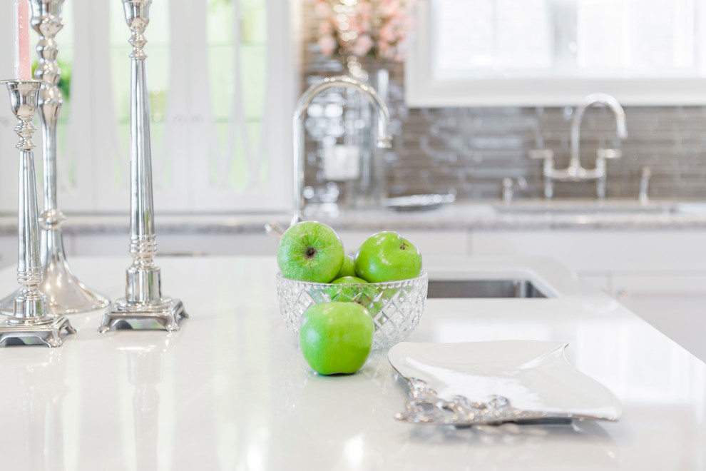 Transitional kitchen photo in Toronto