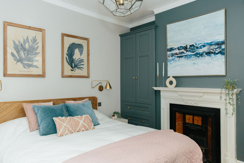 ロンドンにある広いトランジショナルスタイルのおしゃれな主寝室 (ベージュの壁、無垢フローリング、標準型暖炉、タイルの暖炉まわり、ベージュの床)