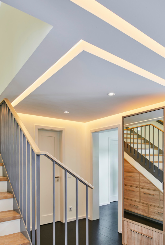 Mittelgroße Maritime Holztreppe in L-Form mit Beton-Setzstufen und Stahlgeländer in Bremen