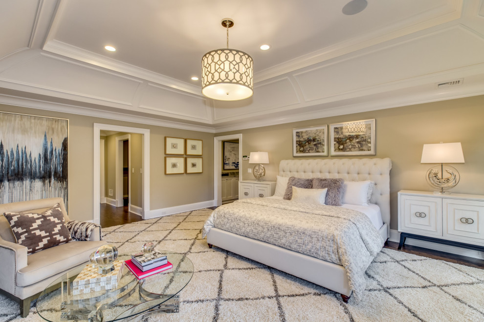 Diseño de dormitorio principal clásico renovado con paredes beige, suelo de madera en tonos medios y suelo marrón