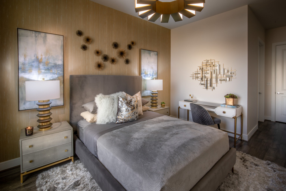 Mittelgroßes Modernes Gästezimmer mit weißer Wandfarbe, dunklem Holzboden, braunem Boden und Tapetenwänden in Houston