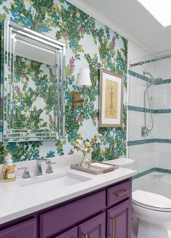 Inspiration pour une petite salle d'eau traditionnelle avec WC à poser, un carrelage multicolore, un mur multicolore, un lavabo posé, meuble simple vasque, meuble-lavabo encastré, un plafond voûté, du papier peint, une douche d'angle, une cabine de douche à porte coulissante et des portes de placard violettes.