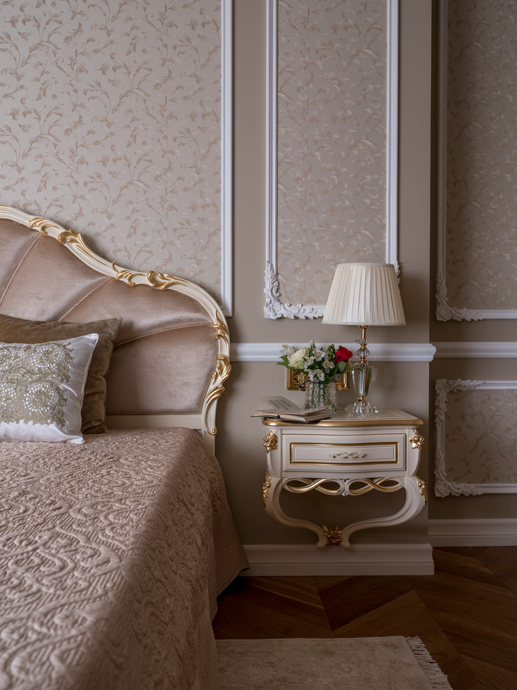 Пример оригинального дизайна: спальня среднего размера в викторианском стиле