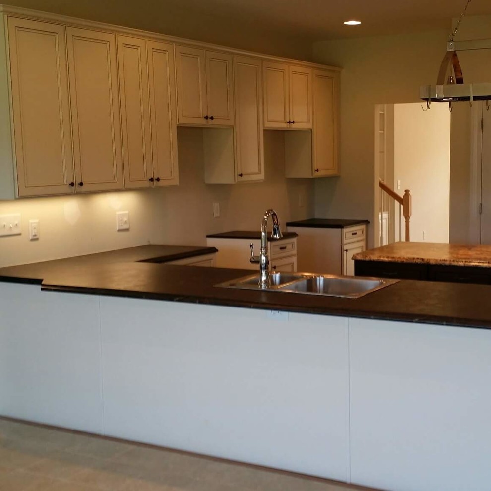 Inspiration for a transitional kitchen remodel in Birmingham