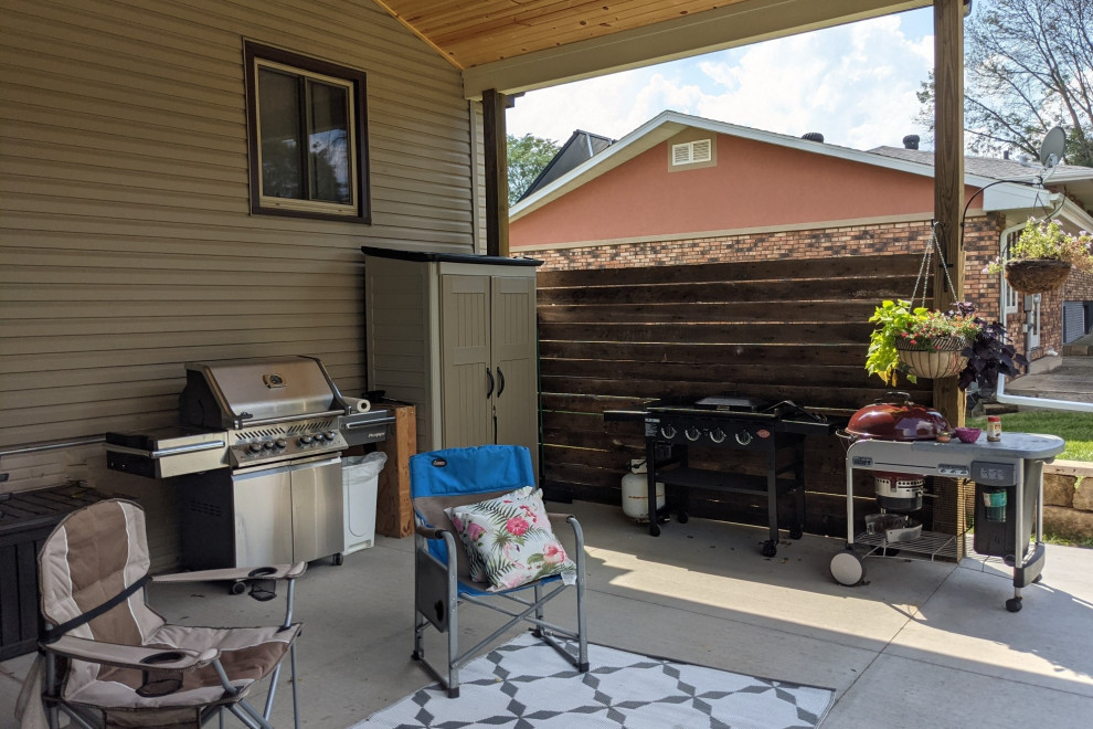 Inspiration for a rustic home design remodel in Cedar Rapids