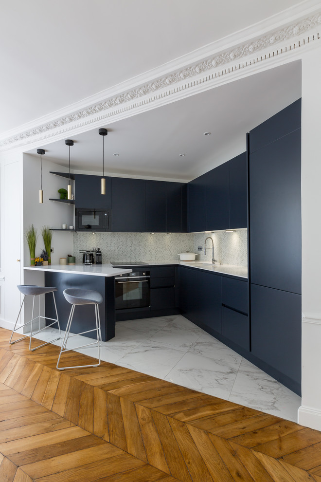 Cette photo montre une cuisine.