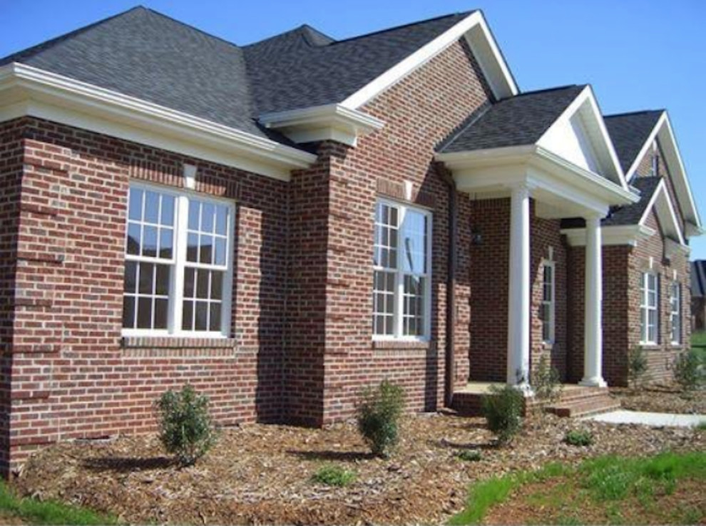 Cette photo montre une grande façade de maison marron chic en brique et bardage à clin de plain-pied avec un toit à deux pans, un toit en shingle et un toit gris.