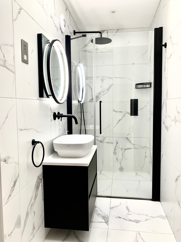 Foto på ett litet funkis vit en-suite badrum, med släta luckor, svarta skåp, en öppen dusch, en toalettstol med hel cisternkåpa, svart och vit kakel, porslinskakel, klinkergolv i porslin, marmorbänkskiva och dusch med gångjärnsdörr