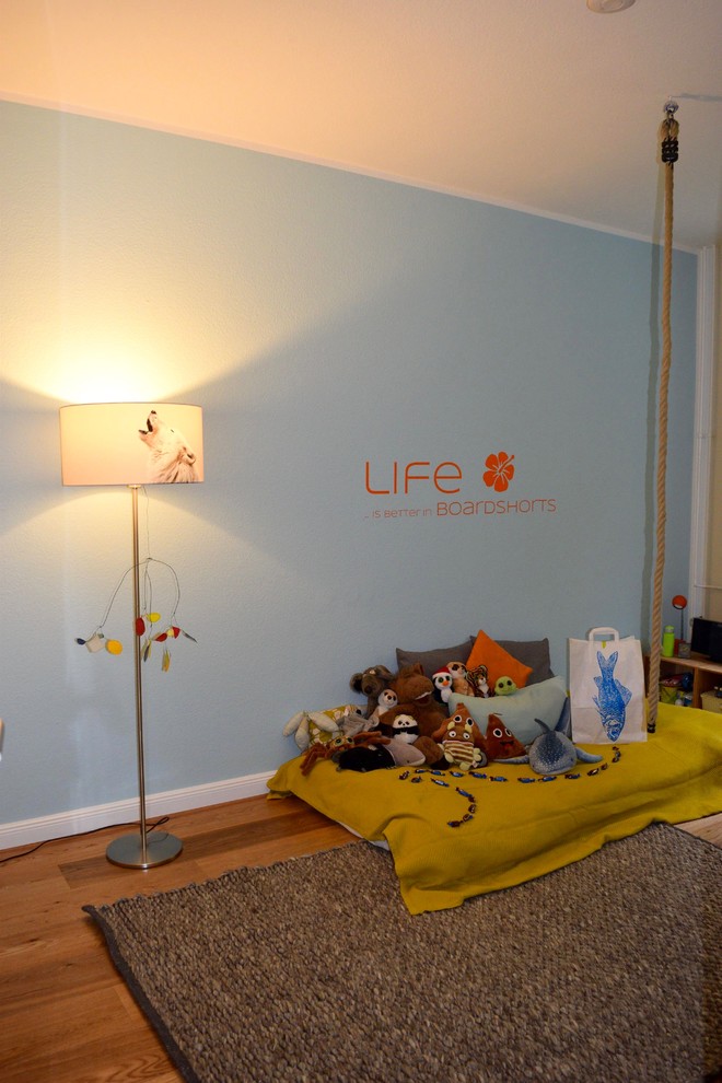 Modernes Kinderzimmer mit Spielecke und weißer Wandfarbe in Hamburg