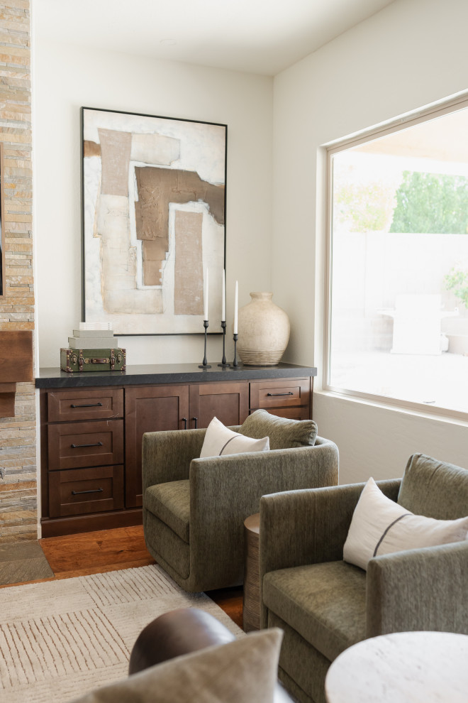 Transitional home design photo in Phoenix