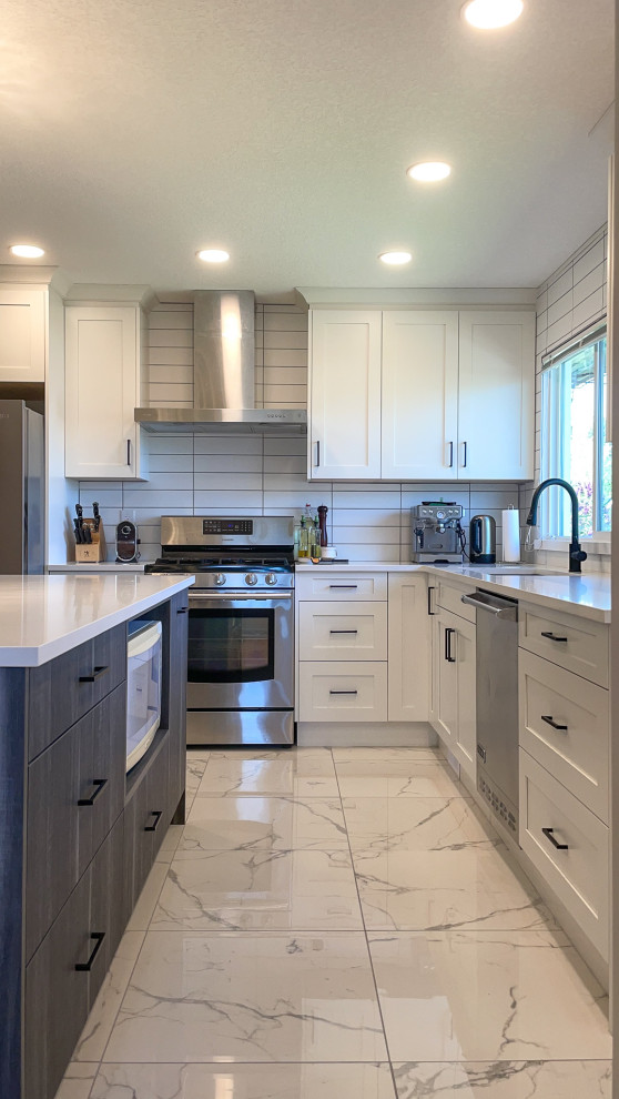 Mid-sized transitional l-shaped eat-in kitchen in Calgary with a double-bowl sink, shaker cabinets, white cabinets, quartzite benchtops, white splashback, stainless steel appliances, marble floors, with island, white floor and white benchtop.