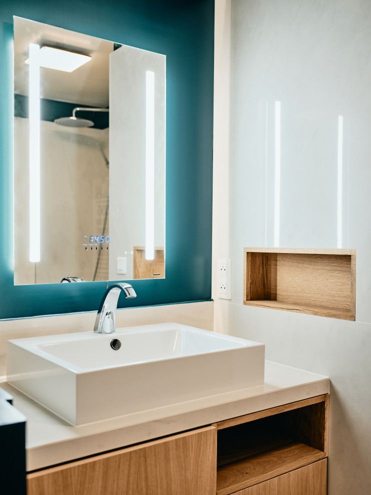 Immagine di una stanza da bagno con doccia contemporanea di medie dimensioni con pareti verdi, lavabo da incasso e un lavabo