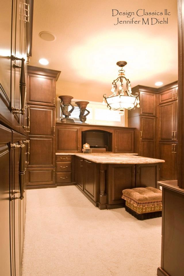 Huge transitional home design photo