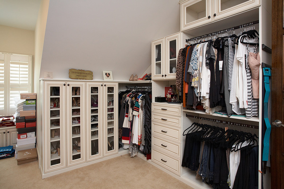 Inspiration for a mid-sized traditional women's dressing room in DC Metro with white cabinets, carpet and open cabinets.