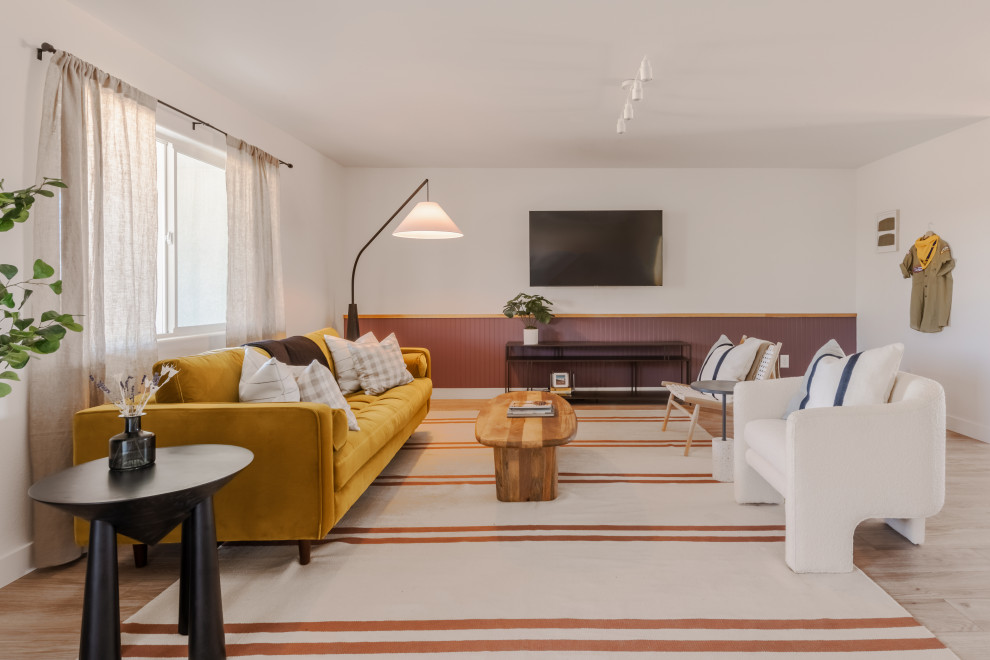 Idee per un soggiorno minimalista con pareti bianche, parquet chiaro, TV a parete, pavimento marrone e boiserie