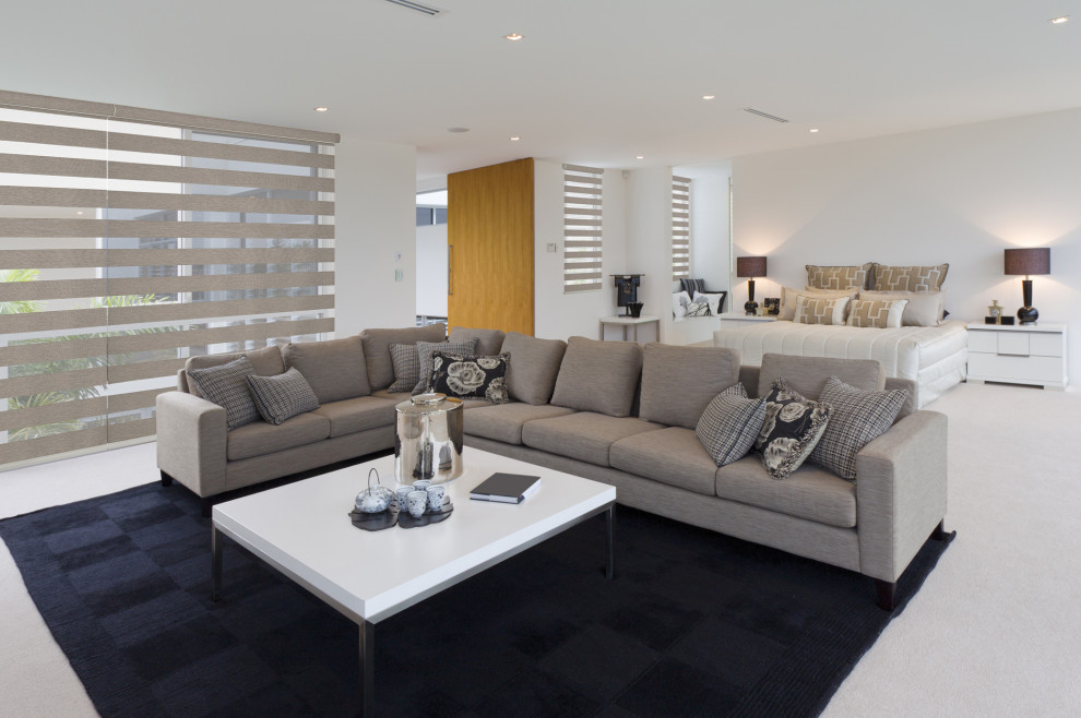 Imagen de salón abierto moderno de tamaño medio sin chimenea y televisor con paredes amarillas, moqueta y suelo blanco