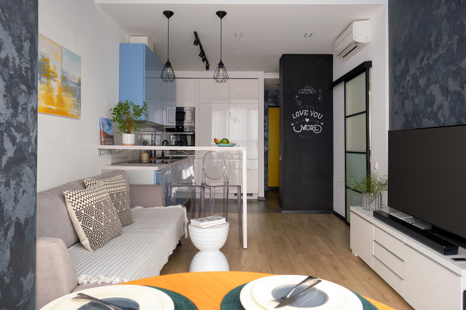 Современный интерьер для молодой семьи.