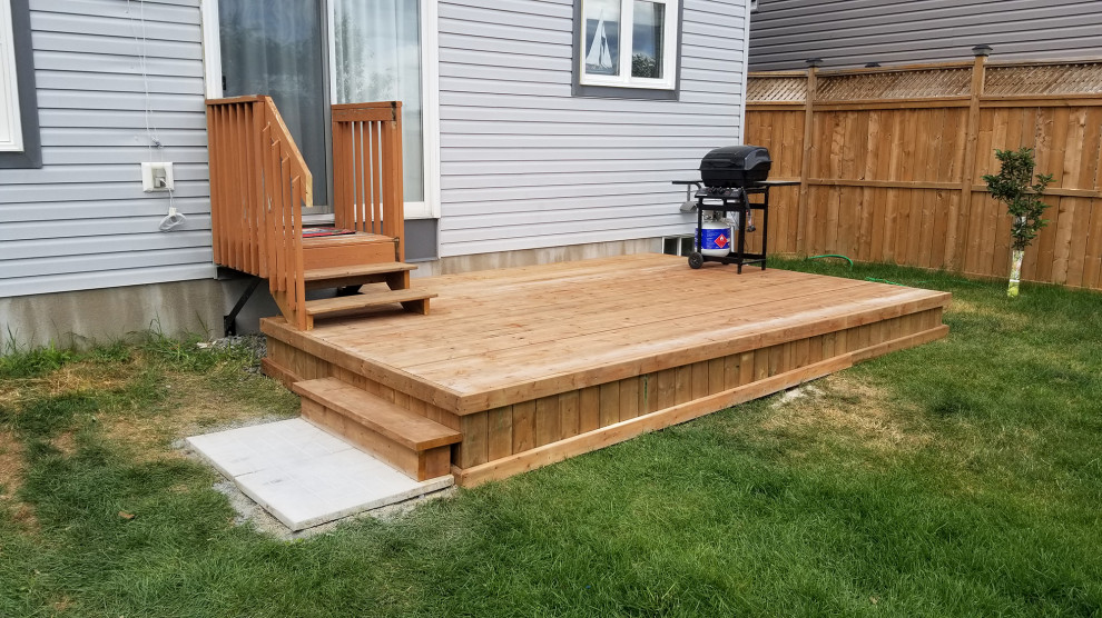 Photo of a mid-sized traditional backyard deck in Ottawa with with skirting.