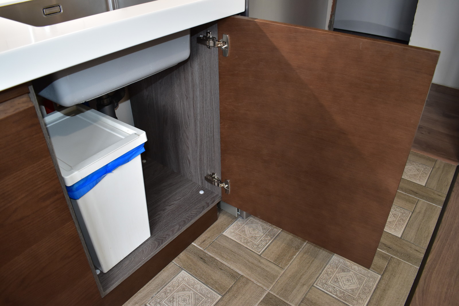 Кухня Пиано с интегрированной ручкой в фасад. Материал шпонированный МДФ