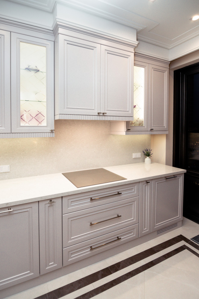 Нежно-серая кухня в неоклассическом стиле